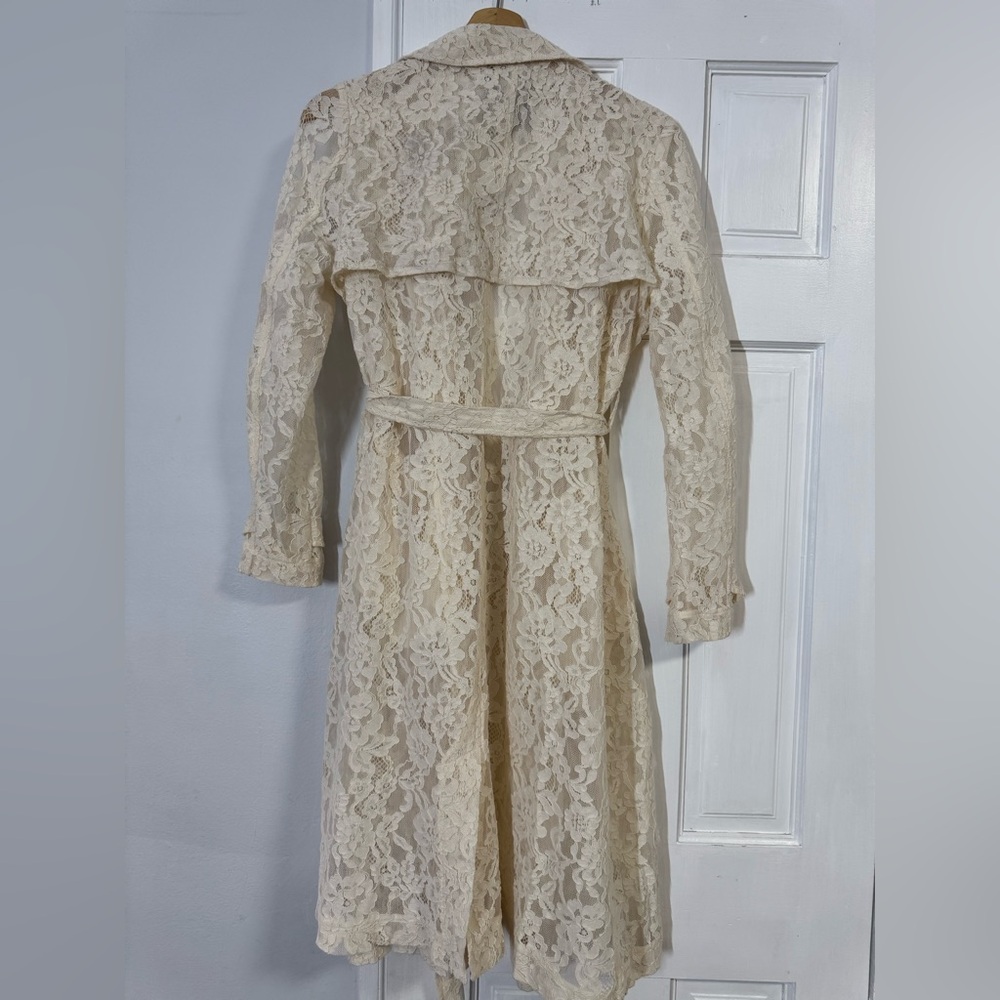 Express Cream Lace Robe Trench - Picture 5 of 6